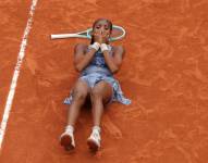 Coco Gauff celebrando su título en el Roland Garros.