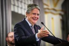 El presidente Lasso durante la condecoración de la Orden Nacional “Honorato Vásquez” al expresidente de Estados Unidos, Bill Clinton.