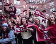 Fotografía de Estudiantes Internacionales en la universidad de Harvard.