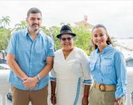 Imagen de Aquiles Álvarez, alcalde de Guayaquil; Lourdes Tibán, prefecta de Cotopaxi; y Marcela Aguiñaga, prefecta del Guayas, en el balcón del Municipio de Guayaquil.