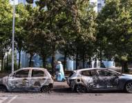 Un par de las decenas de vehículos incendiados por las protestas tras la muerte del joven en Francia.