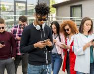 Grupo de jóvenes utilizando sus teléfonos