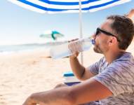 Varias personas huyen del calor de la ciudad hacia playas en la provincia de Santa Elena.