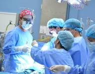 Los profesionales durante la intervención con la niña de dos años.