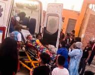 Un niño siendo trasladado al hospital por ser herido por las balas en el evento la Chocolatada, en Perú.