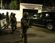 Imagen de la irrupción de militares ecuatorianos en la embajada mexicana.
