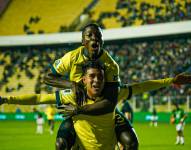 Kendry Páez y Moisés Caicedo festejan el gol ante Bolivia