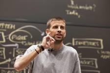 El exfutbolista español Gerard Piqué habla durante una clase en Harvard, en Boston (EE. UU.), en la que analiza el fenómeno de la Kings League en un caso de estudio como parte de una asignatura.