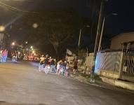 Imagen de personas reunidas por un artefacto explosivo lanzado en la cárcel de Machala.