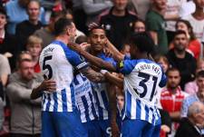 Jugadores del Brighton celebran el gol de João Pedro