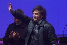 El presidente de Argentina, Javier Milei, saluda durante el cierre de campaña de su partido La Libertad Avanza (LLA) este miércoles, en Moreno (Argentina).