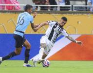 Nico González de Juventus (R) disputa el balón con Rodri del Manchester City por el Mundial de Clubes