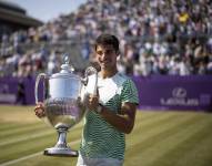 Carlos Alcaraz con el trofeo ganado en Queen's, Londres.