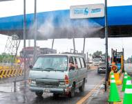 El sistema rocía con amonio cuaternario a camiones, autos, motocicletas y otros vehículos, especialmente en la parte inferior.