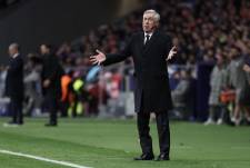 Carlo Ancelotti dirigiendo un partido con el Real Madrid