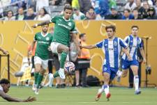 Richard Rios (c) de Palmeiras controla el balón en un partido del Mundial de Clubes.