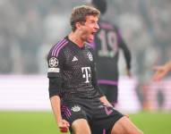 Thomas Muller, jugador alemán, celebrando el gol de Mathys Tel para darle la victoria 2-1 al Bayern Munich ante el Copenhague por la Champions League.