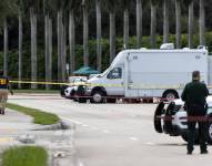 Agentes del sheriff de Palm Beach custodian la entrada del Trump International Golf Club en West Palm Beach, Florida.