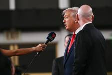 Donald Trump, presidente de Estados Unidos, junto al presidente de la FIFA, Gianni Infantino, en Washington D. C.