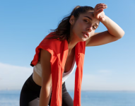 Mujer deportista con calor
