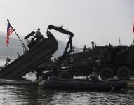 Foto de archivo de soldados estadounidenses llevando a cabo ejercicios militares