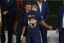Kylian Mbappe de Francia saluda al presidente de Francia Emmanuel Macron