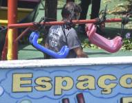 Peritos forenses revisan la escena donde sucedió el ataque con un arma blanca en la guardería Cantinho Bom Pastor, hoy, en Blumenau (Brasil).