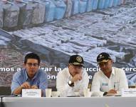 El presidente de Colombia, Gustavo Petro (c), y el ministro de Defensa, Pedro Sánchez (d), en un evento protocolario de destrucción de armas, en Puerto Asís.