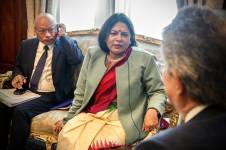 Lasso y la ministra de Asuntos Exteriores y de Cultura de India, Meenakshi Lekhi dialogan en Quito