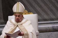 El papa Francisco preside la misa de vísperas en la basílica de San Pedro, en el Vaticano, el 1 de febrero de 2025.