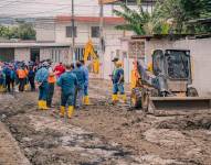Imagen de la remoción de lodo en Portoviejo.