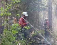 Combate a los incendios que afectan a Sturgeon Lake, en Alberta, Canadá