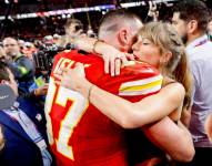 La cantante Taylor Swift abraza a Travis Kelce tras el triunfo de los Kansas City Chiefs ante los San Francisco 49ers en el Super Bowl 2024.