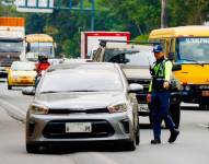 Imagen de archivo de un vigilante deteniendo un vehículo en la Vía a la Costa.