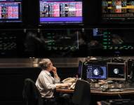 Fotografía de archivo de un corredor en la Bolsa de Comercio en Buenos Aires (Argentina).