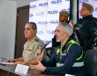 Daniel Velásquez, jefe policial en España, junto a Willian Villarroel, jefe policial de antidrogas, este martes 6 de febrero en Quito, Ecuador.
