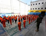 Imagen de reclusos formados en un patio de la cárcel de Turi, en abril de 2024.