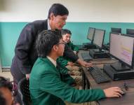 Imagen referencial de un maestro y sus alumnos en el Colegio Benito Juárez.