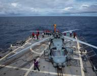 Los marineros a bordo del destructor de misiles guiados USS Sampson en operaciones de interdicción marítima en el Pacífico Oriental, el 11 de agosto de 2025.