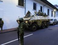 Una tanqueta de las Fuerzas Armadas en la calle Mejía del Centro Histórico de Quito.