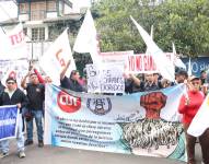 Imagen de un sindicato de CNEL protestando en los exteriores de la Corte Constitucional, en marzo de 2025.
