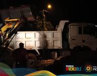 La maquinaria de la Prefectura fue trasladada al sitio de la emergencia para limpiar la tierra.