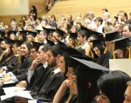 Imagen referencial. Jóvenes universitarios en ceremonia de graduación.