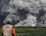 El volcán Semeru entra en erupción y obliga a evacuar a casi 1 000 personas en Indonesia.