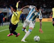 Christian Romero y Gonzalo Plata durante la disputa del balón