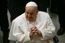 El Papa Francisco saluda a las personas al final de la audiencia general semanal el 12 de febrero de 2025 en la sala Pablo VI en El Vaticano.