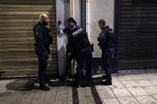 Imagen de 2024. La Policía de Francia registra a un adolescente en Niza.