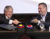 Foto de la firma del acuerdo comercial entre Guillermo Lasso y Rodrigo Chaves, presidente de Costa Rica.