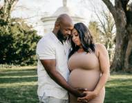En la imagen, una mujer embarazada junto a su pareja.