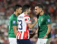 Jugadores de ambas naciones disputando el balón.